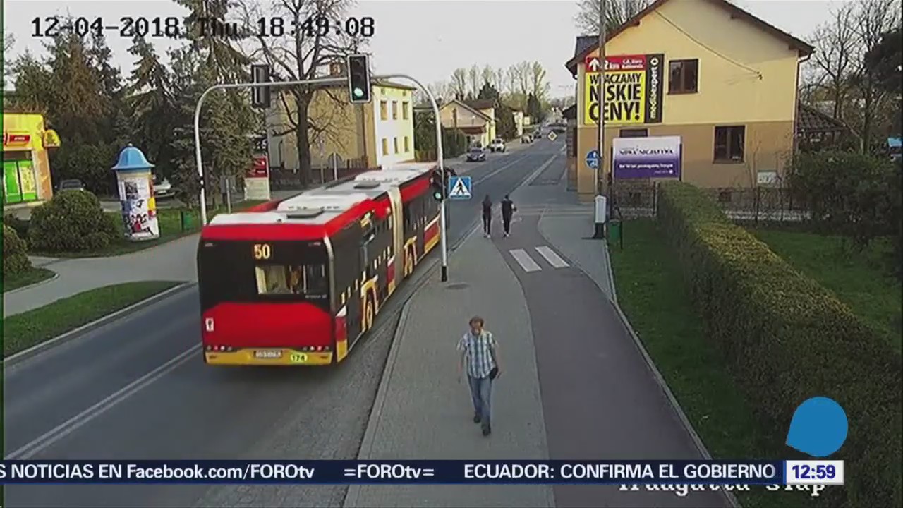 Adolescente estuvo a punto de ser arrollada por autobús en Polonia