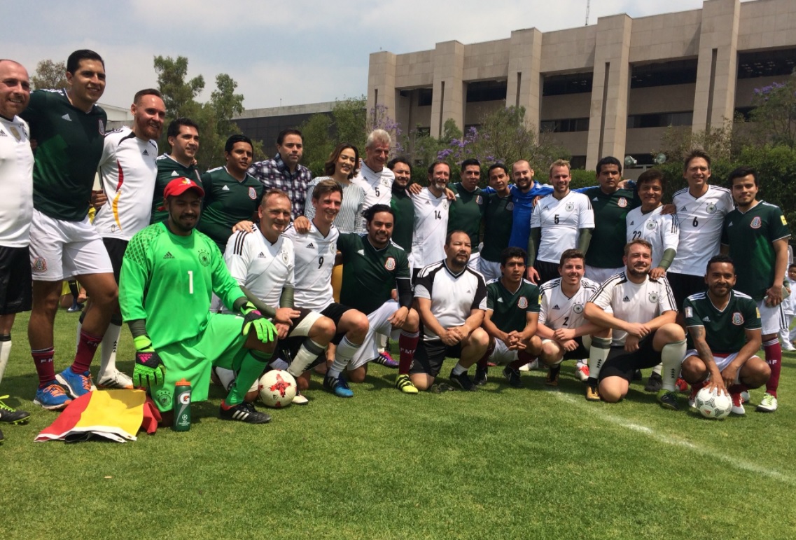 Gana México a Alemania con partido de futbol en la Cámara de Diputados