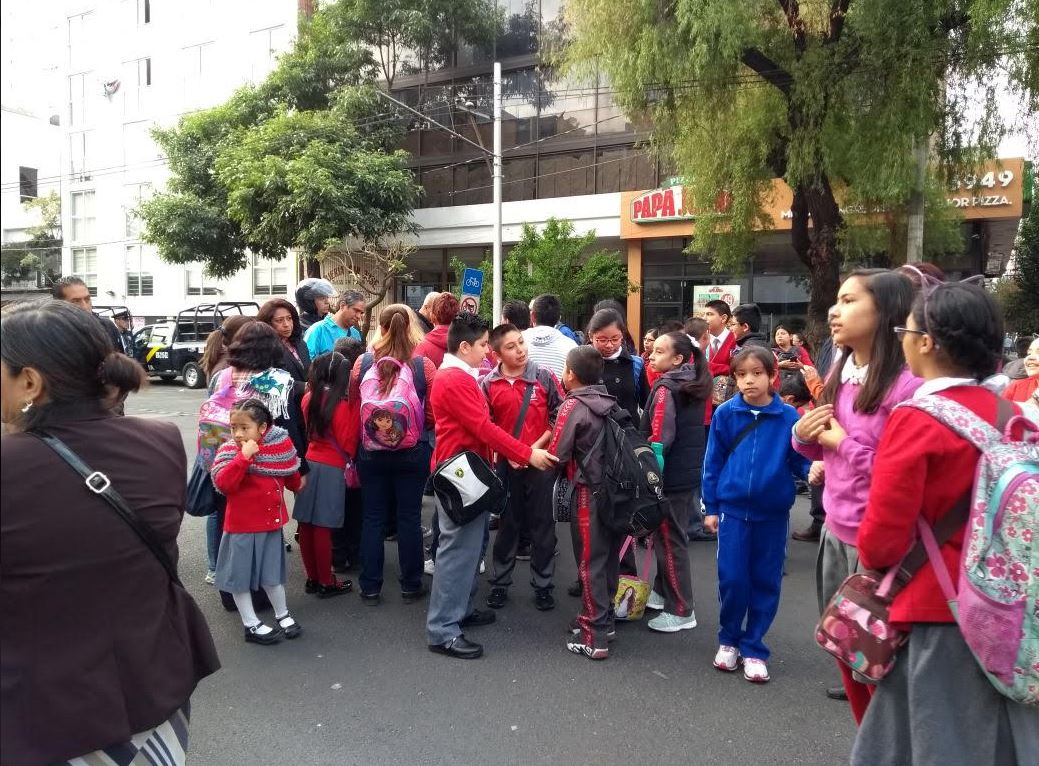 Alumnos y padres de familia bloquean el Eje 7 Félix Cuevas, CDMX