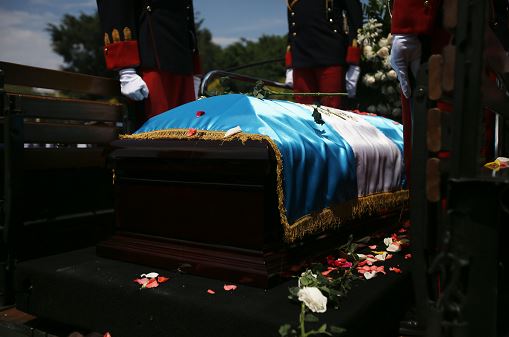 Llevan cuerpo del expresidente Arzú al Palacio Municipal de Guatemala
