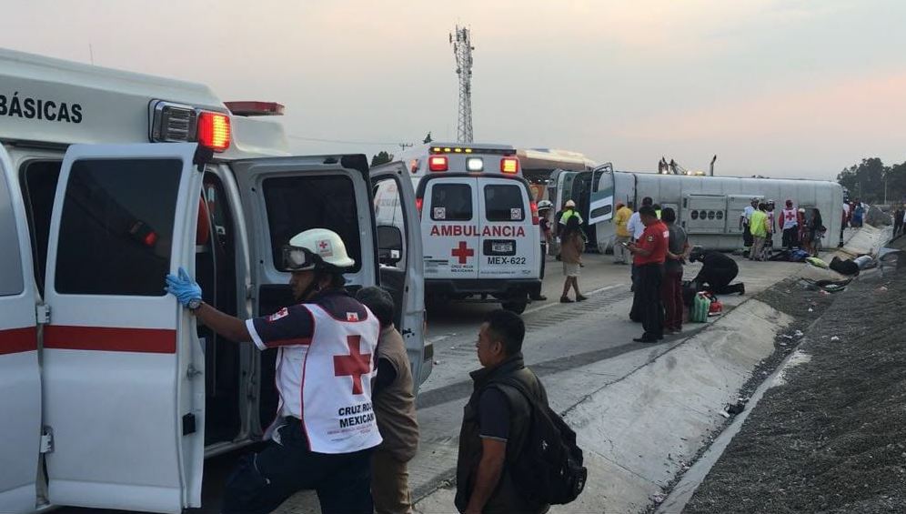 Volcadura de autobús deja 42 lesionados en autopista México – Puebla