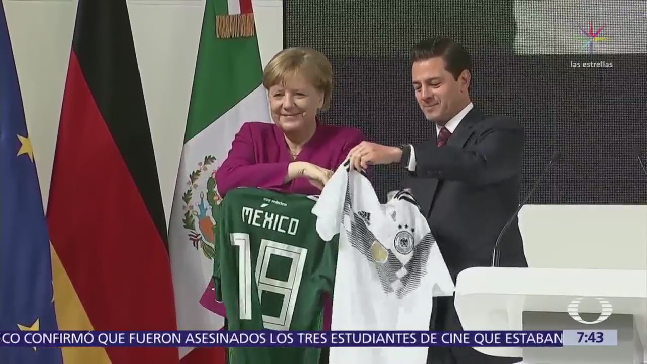 Angela Merkel y Peña Nieto intercambian playeras de las selecciones de futbol