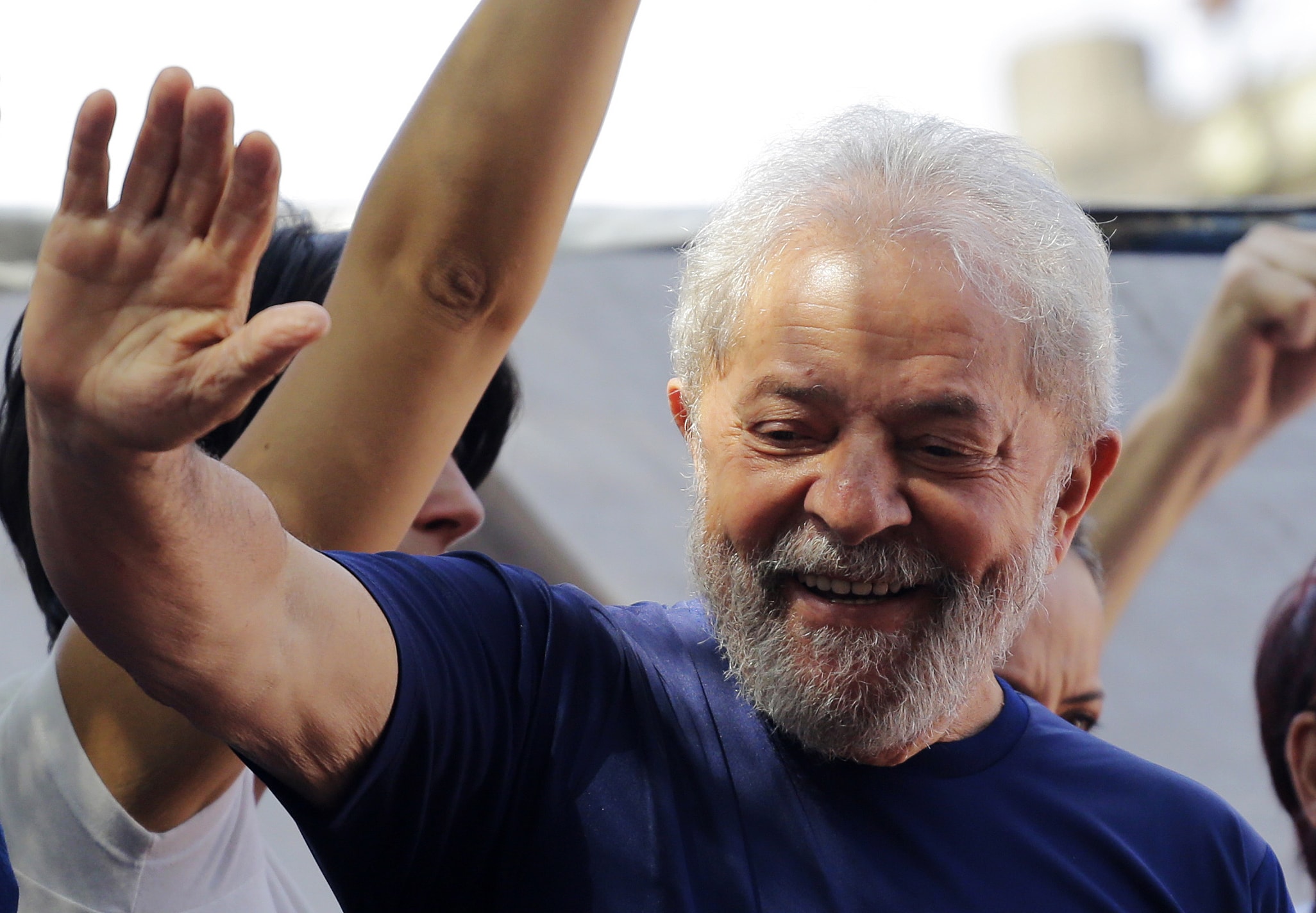 Lula rompe su silencio con discurso ante simpatizantes brasileños