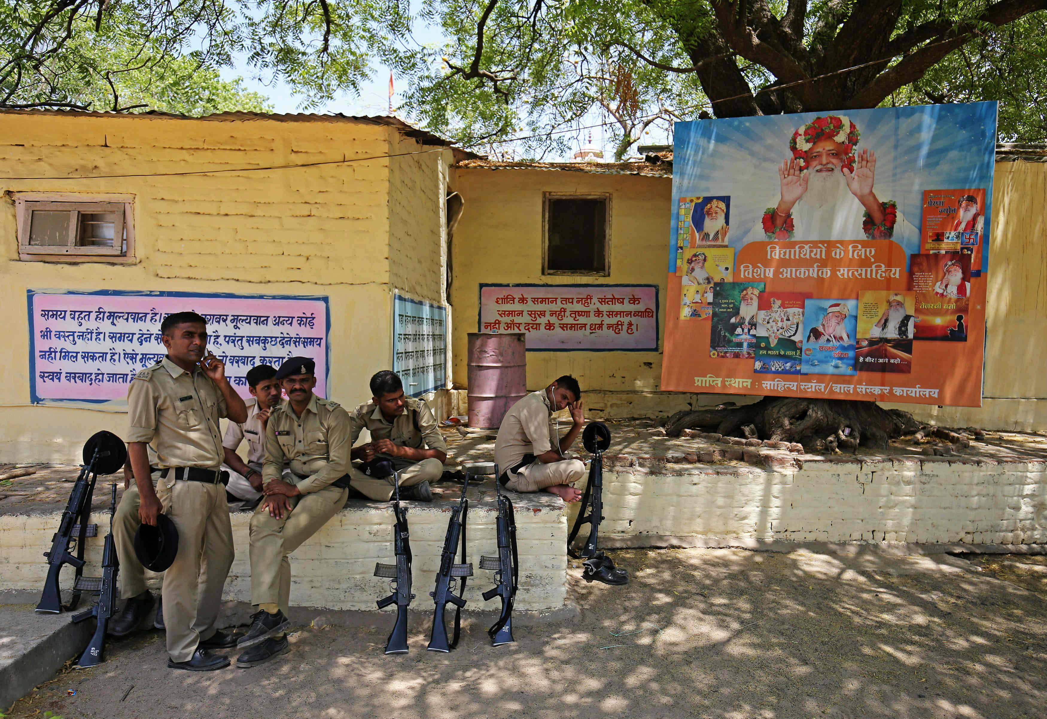 policias-custodian-casa-guru-asaram-bapu-india