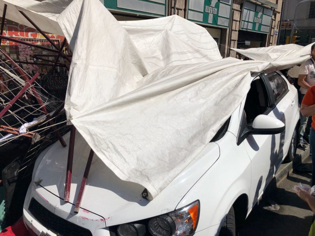 Auto arrolla puestos ambulantes en Balderas e Independencia