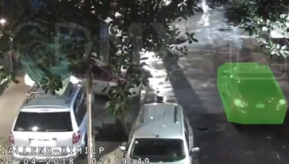 Hombre roba un auto, choca un árbol y es detenido en la Cuauhtémoc