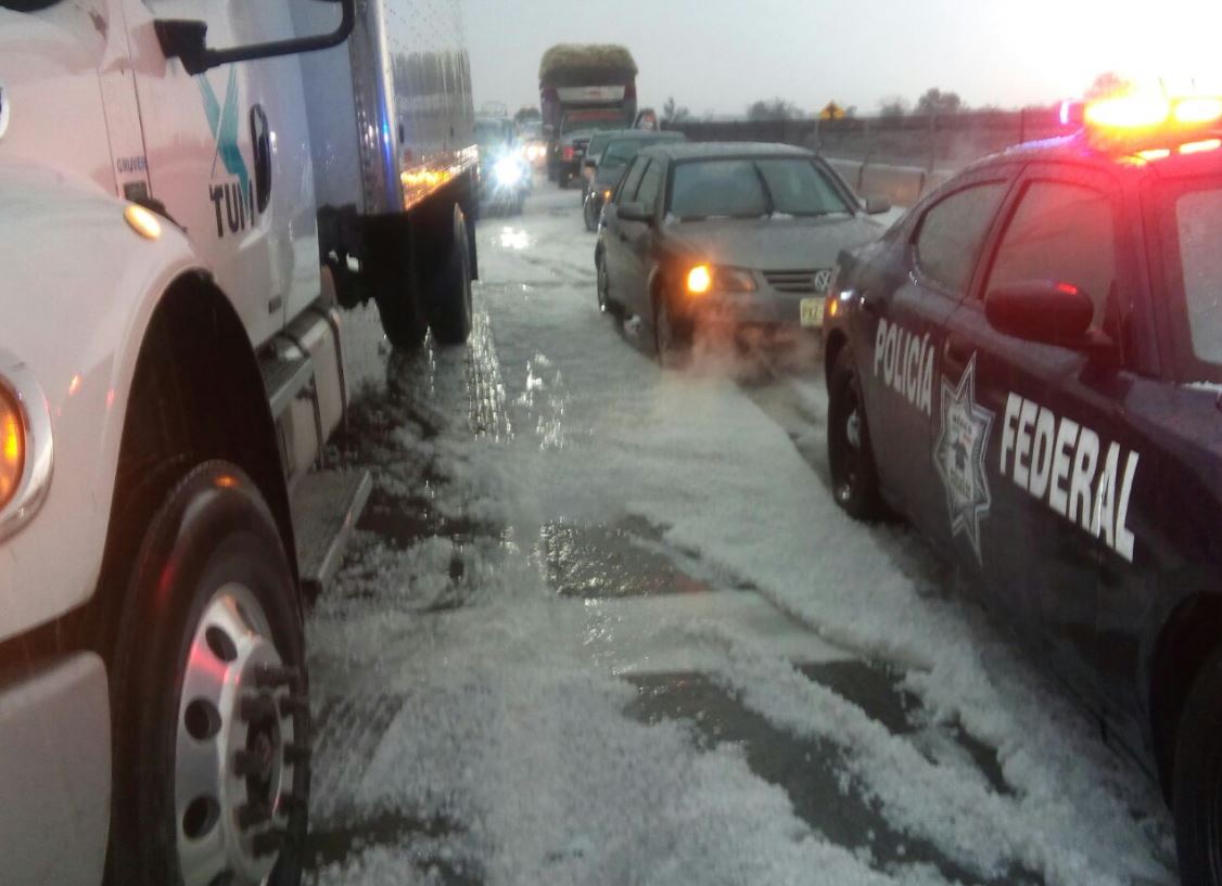 Autopista Puebla-Córdoba se cubre de granizo; Policía Federal aplica operativo