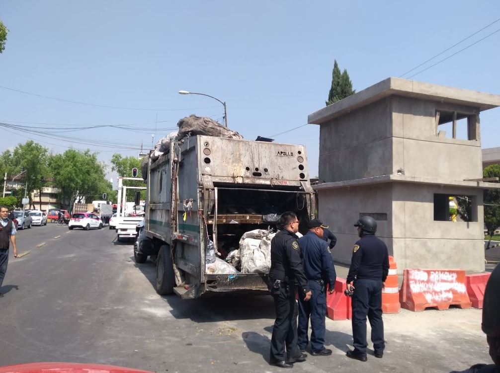 Aseguran cosméticos robados dentro de un camión de basura en Tepito