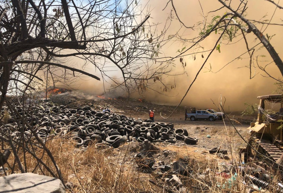 Incendio consume relleno sanitario de Villa de Álvarez, Colima