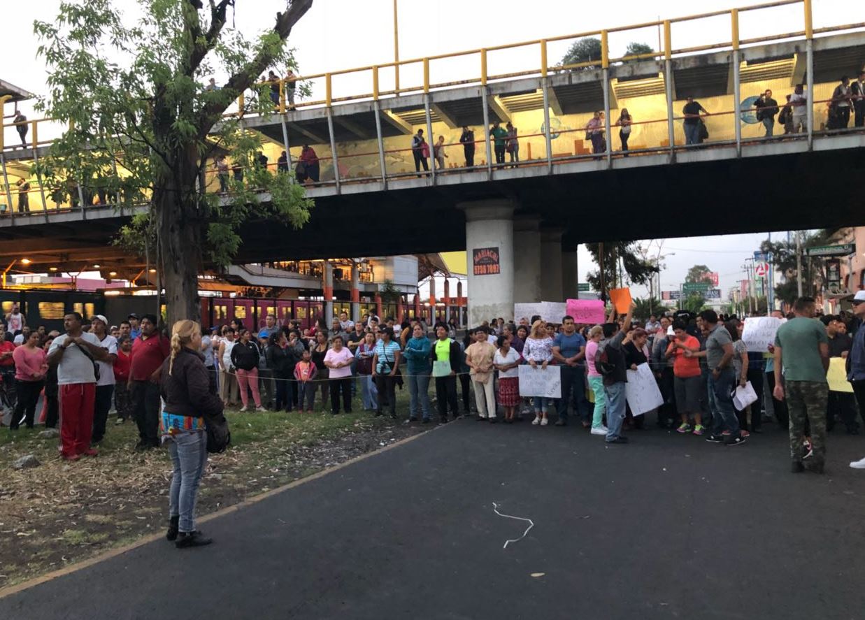 Vecinos de Ecatepec bloquean la Avenida Central Carlos Hank González