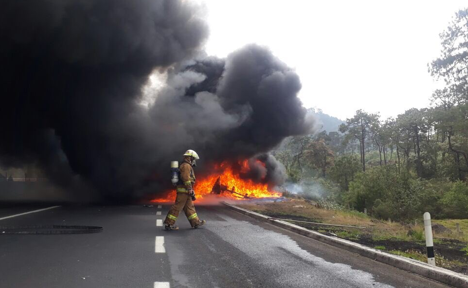 Bomberos combaten incendio tras choque de tráiler en la carretera Xalapa Perote