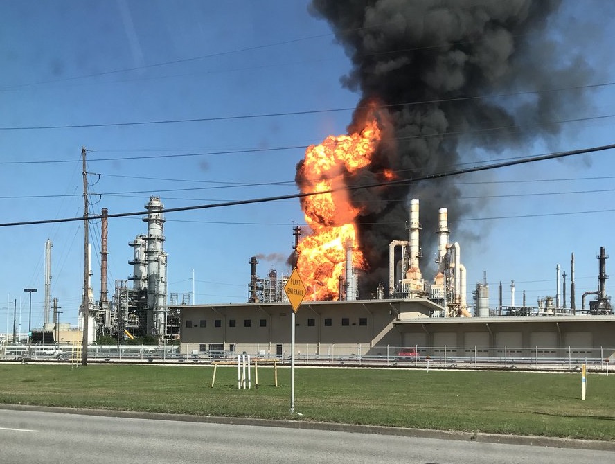 Bomberos controlan incendio refinería Texas City Houston