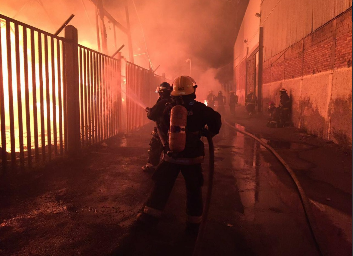 bomberos de guadalajara controlan un incendio en fabrica de plasticos