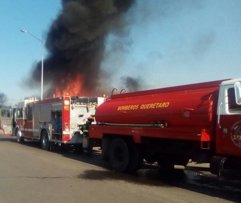 Se registra incendio por toma clandestina en Querétaro