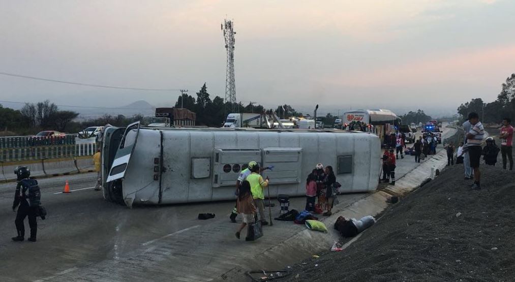 Volcadura de autobús deja 42 lesionados en autopista México – Puebla