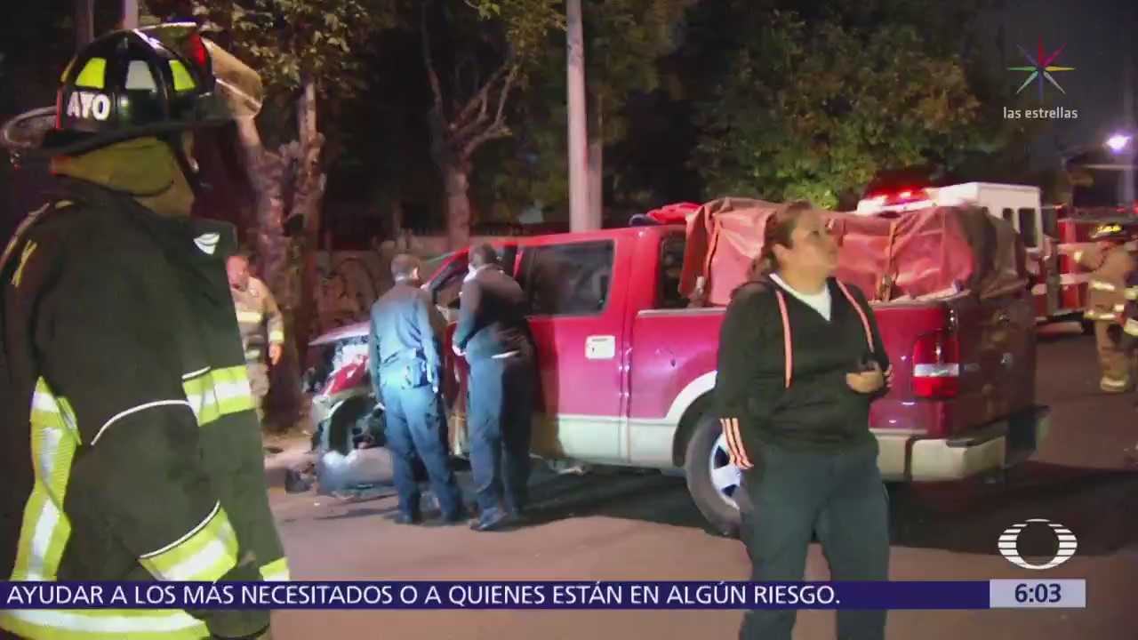Camioneta choca en Eje 6 Sur y Andrés Molina Enríquez