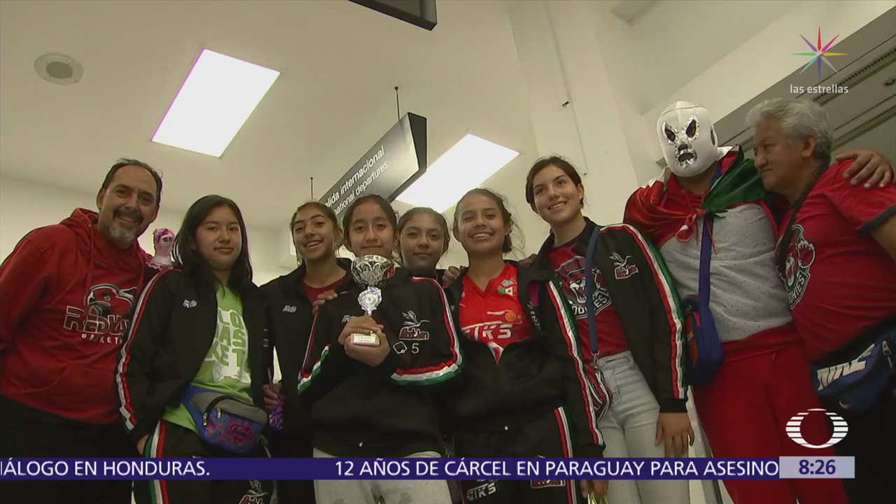Campeonas de basquetbol llegan a México tras triunfo en España