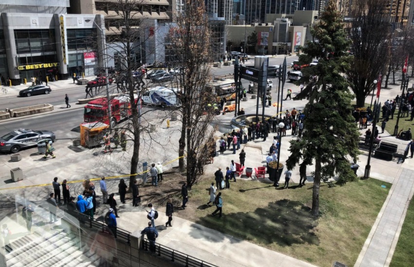 Camioneta embiste a peatones en Toronto; hay al menos 10 heridos