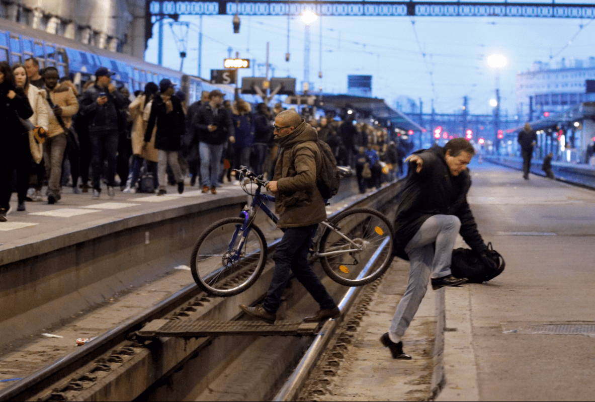 Caos en Francia por huelga de trabajadores ferroviarios
