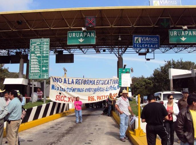 Integrantes de la CNTE se encuentran en casetas de peaje en Michoacán