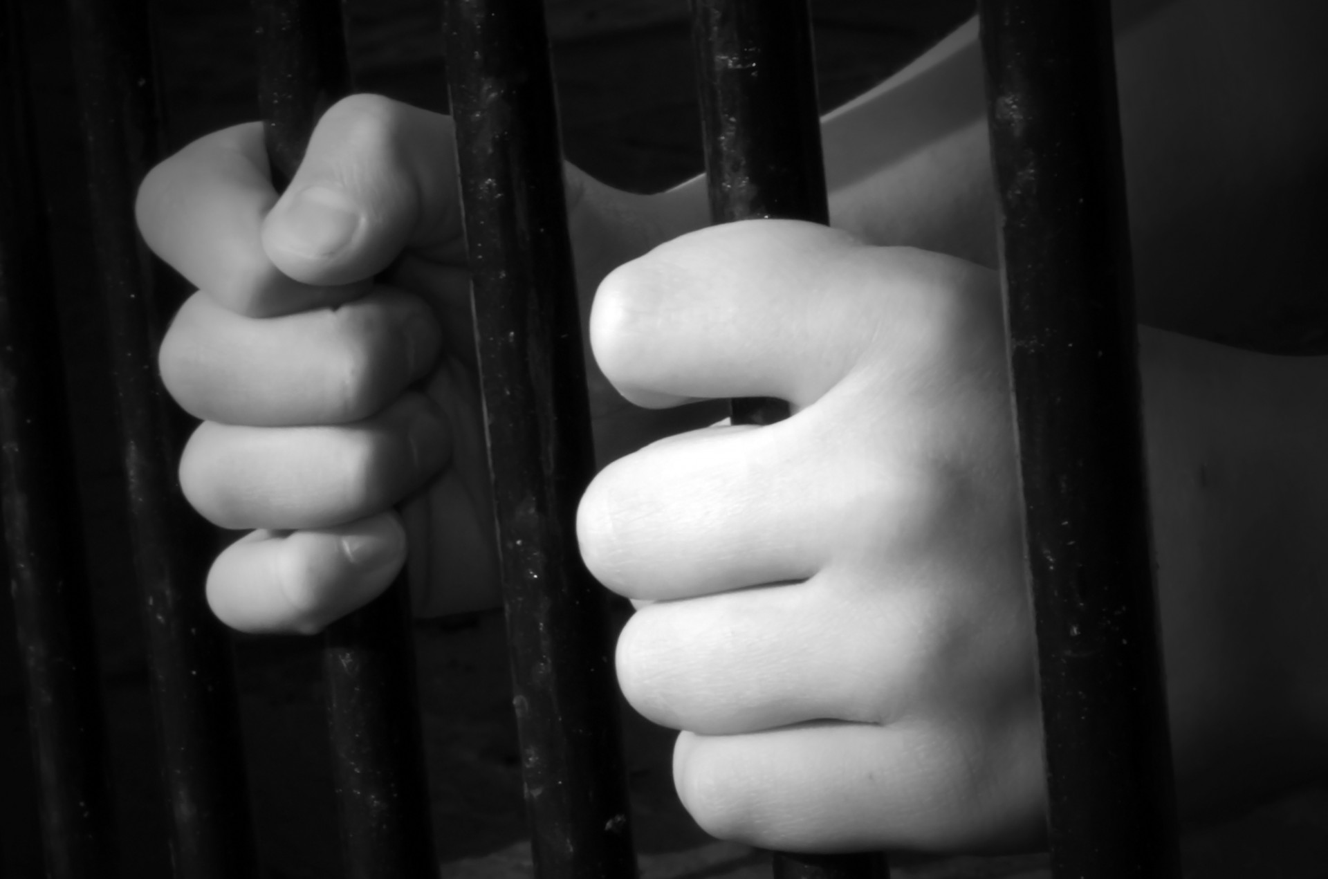 Arrestan a policía por presunto abuso sexual contra niña de 4 años