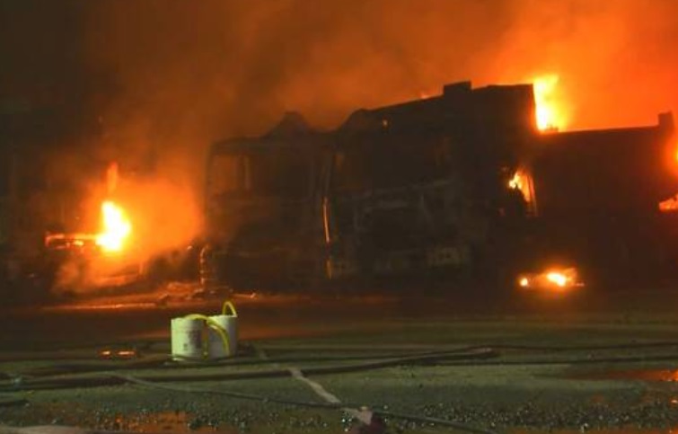 Encapuchados queman camiones y maquinaria en Chile; autoridades califican como acto terrorista