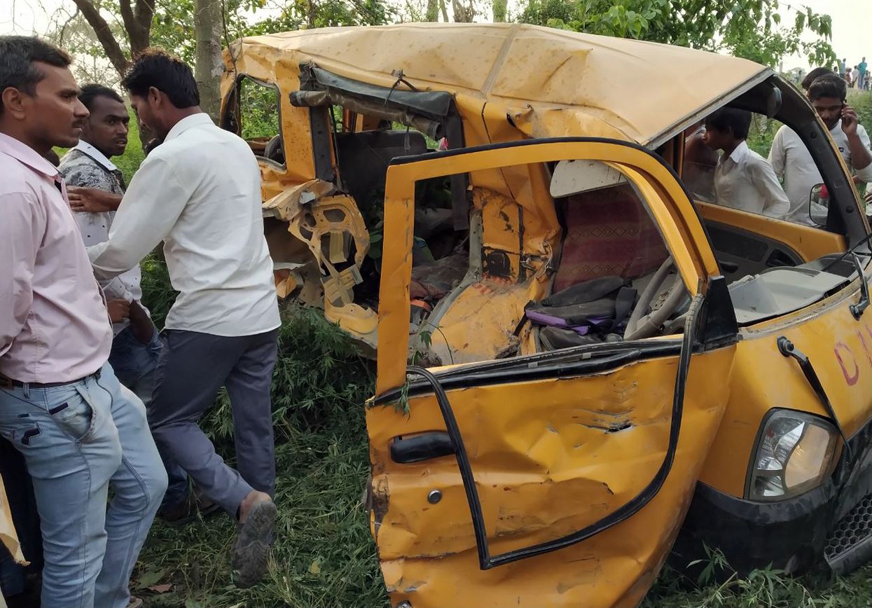 choque tren y transporte escolar deja 13 ninos muertos india