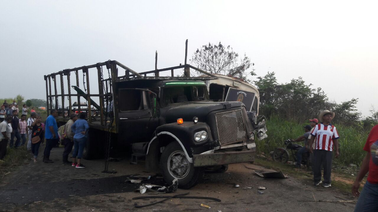 Choque entre autobús de pasajeros y camión deja 10 heridos en Tuxtepec