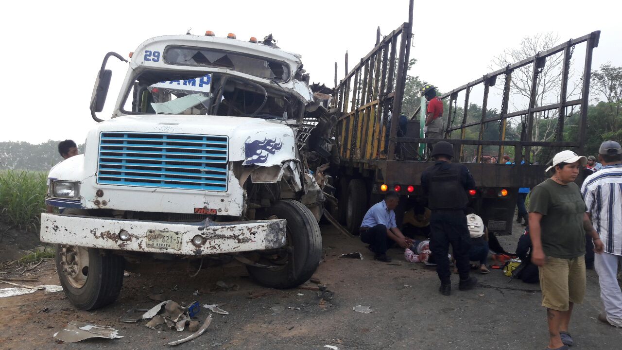 Choque entre autobús de pasajeros y camión deja 10 heridos Tuxtepec