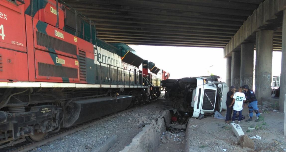Tren arrastra 20 metros a tráiler en Tlaquepaque, Jalisco; hay un lesionado