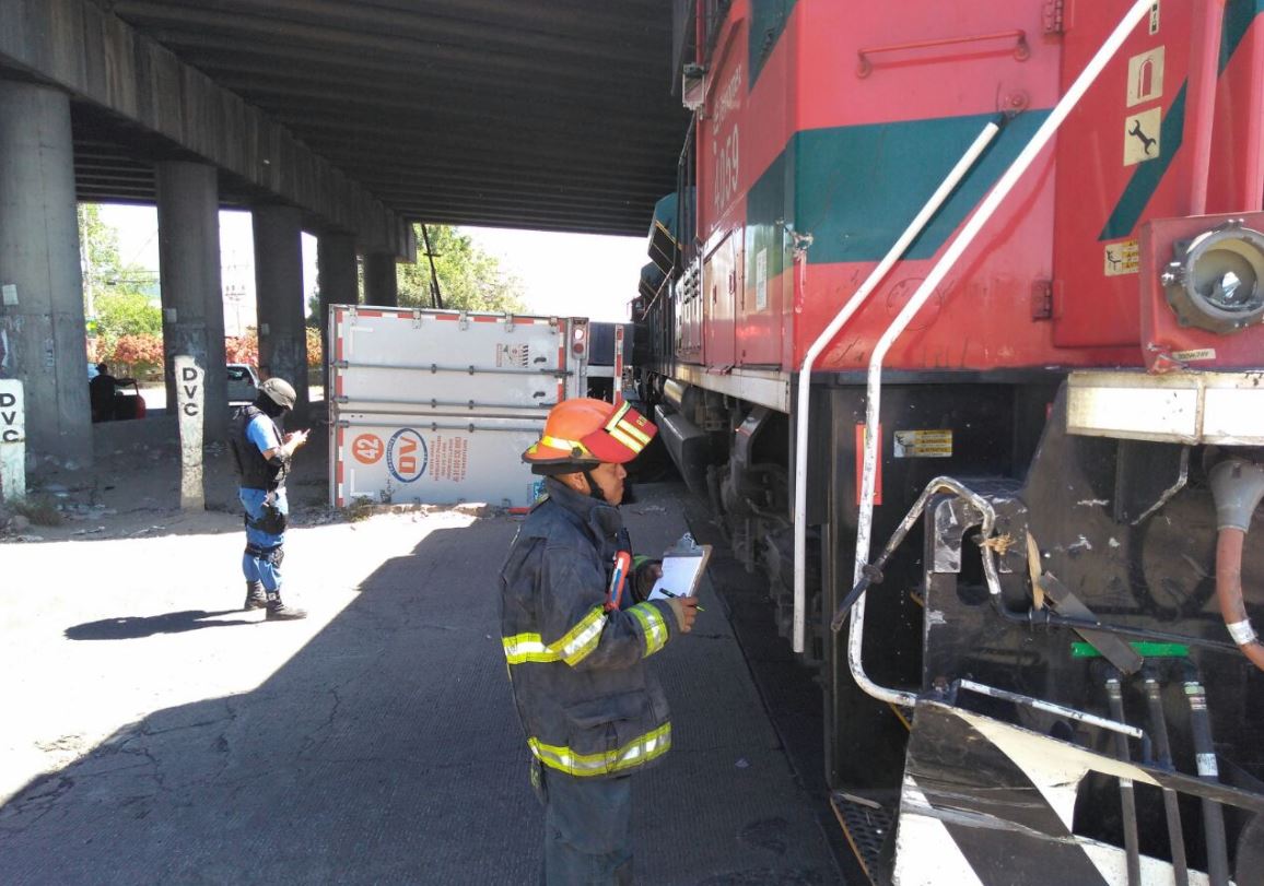 Tren arrastra 20 metros a tráiler en Tlaquepaque, Jalisco; hay un lesionado