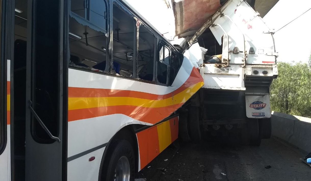 Choque entre autobús de pasajeros y tráiler deja 23 heridos en la México-Querétaro
