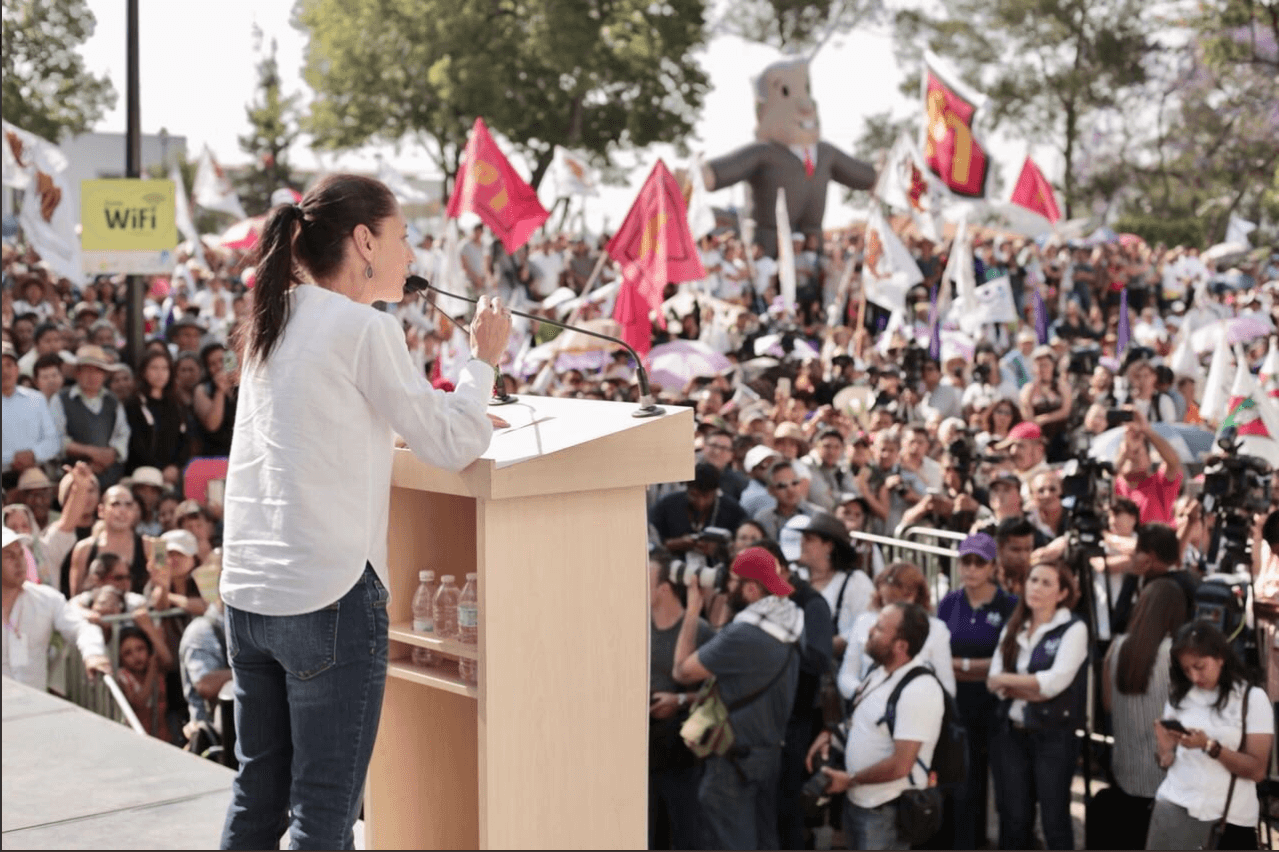 Claudia Sheinbaum se compromete a hacer labores de saneamiento en Xochimilco
