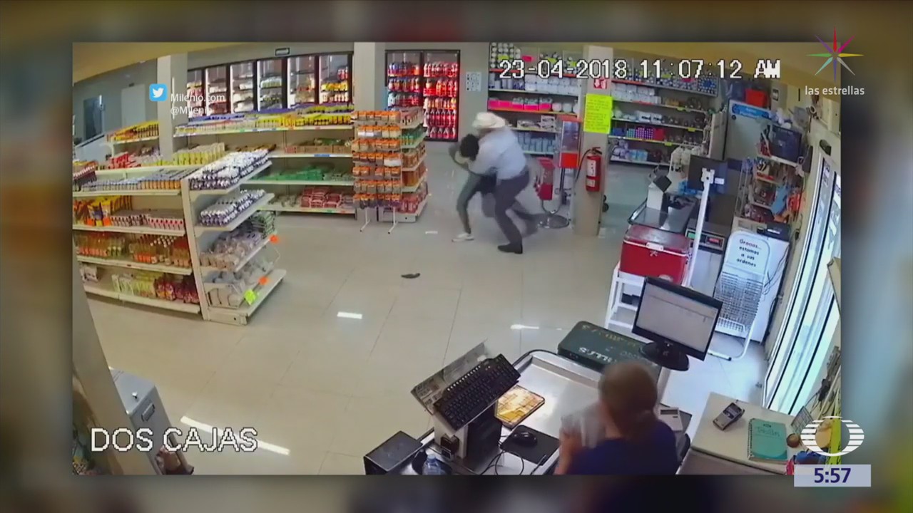 Cliente frustra asalto a un minisúper en Monterrey, Nuevo León
