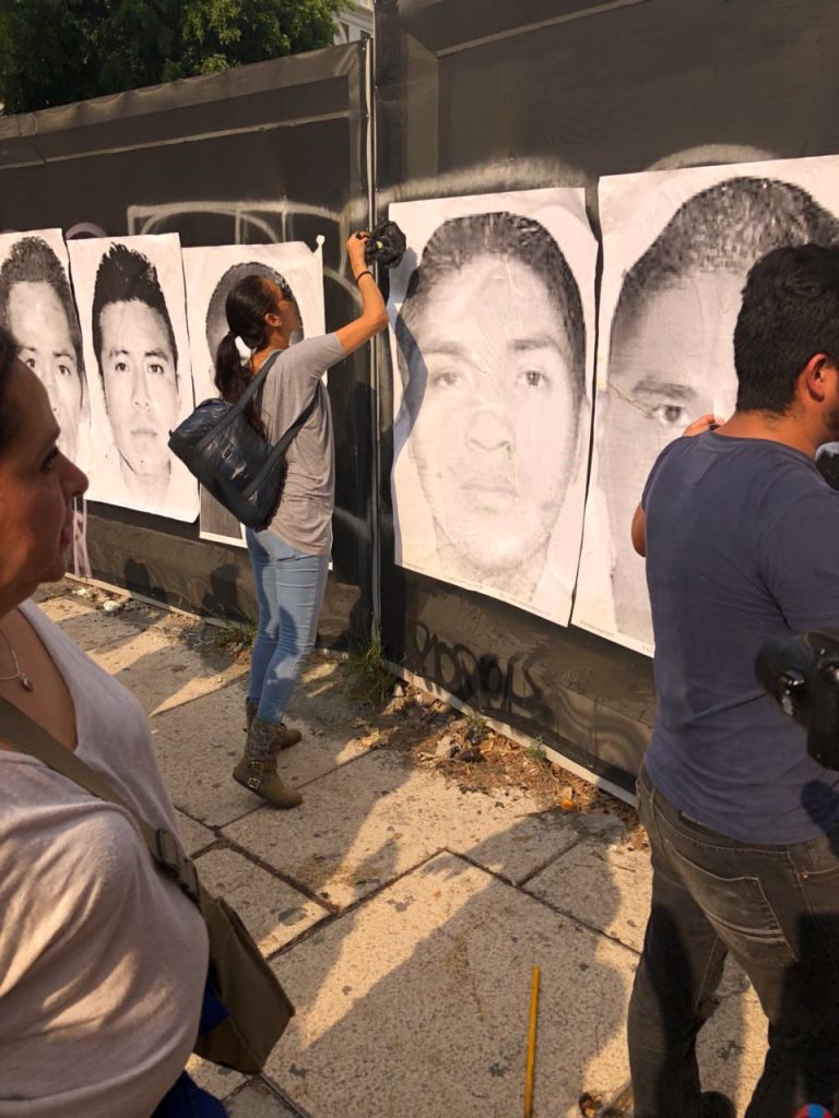 Marchan por Ayotzinapa a 43 meses de la desaparición de 43 estudiantes