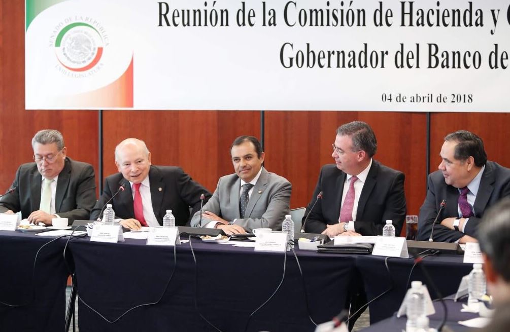 Gobernador de Banco de México comparece ante senadores