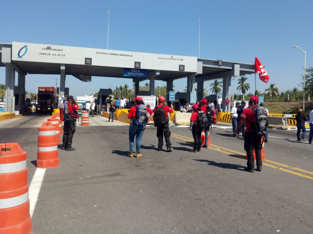 Manifestantes toman caseta de peaje en Cuyutlán, Colima