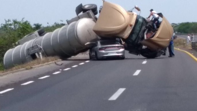 Vuelca tractocamión y aplasta vehículo en carretera de Veracruz; no hay lesionados