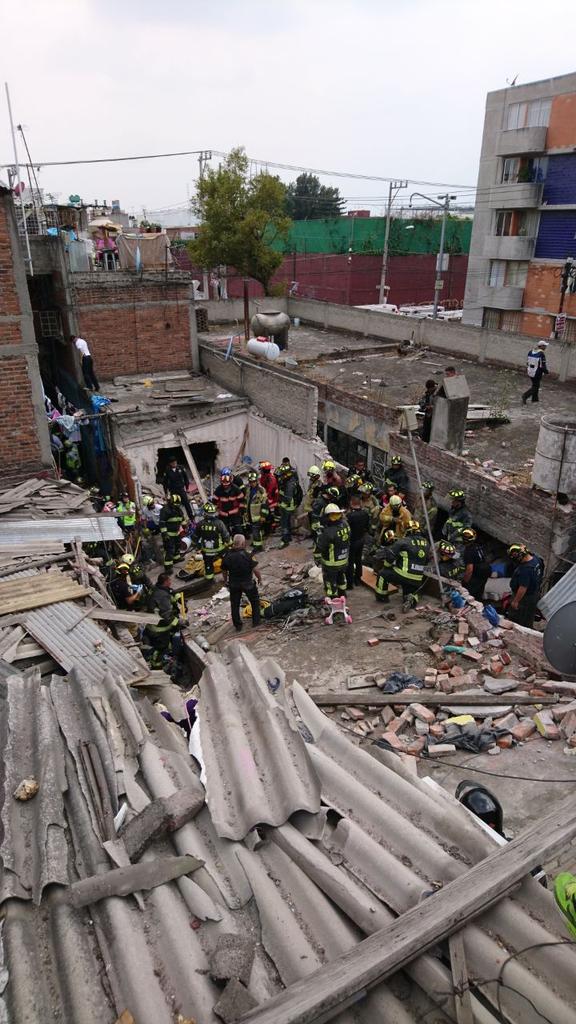 Suman 10 lesionados por derrumbe de edificio tras explosión en Iztacalco