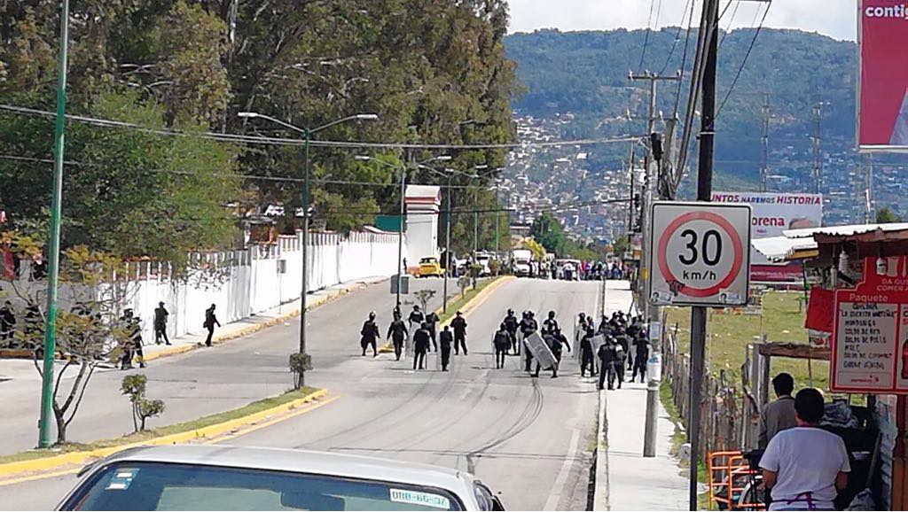 Desalojo de la CNTE desata enfrentamiento con policías en Chiapas