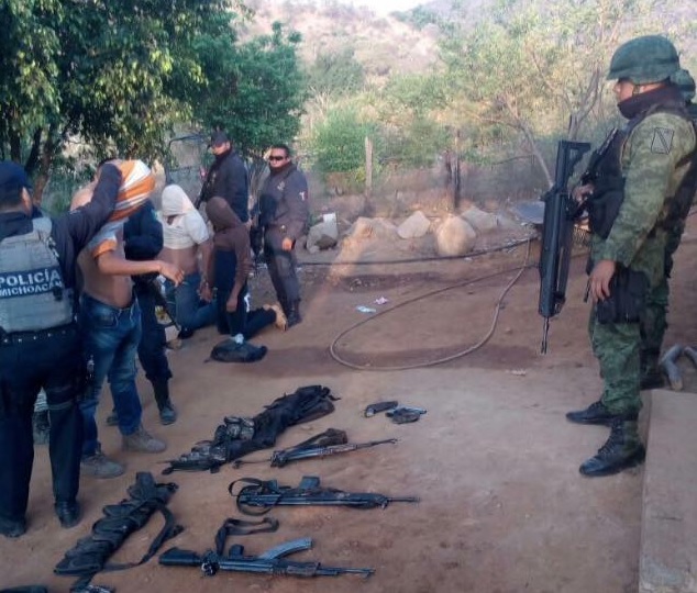 detienen a siete hombres con arsenal en ario de rosales michoacan