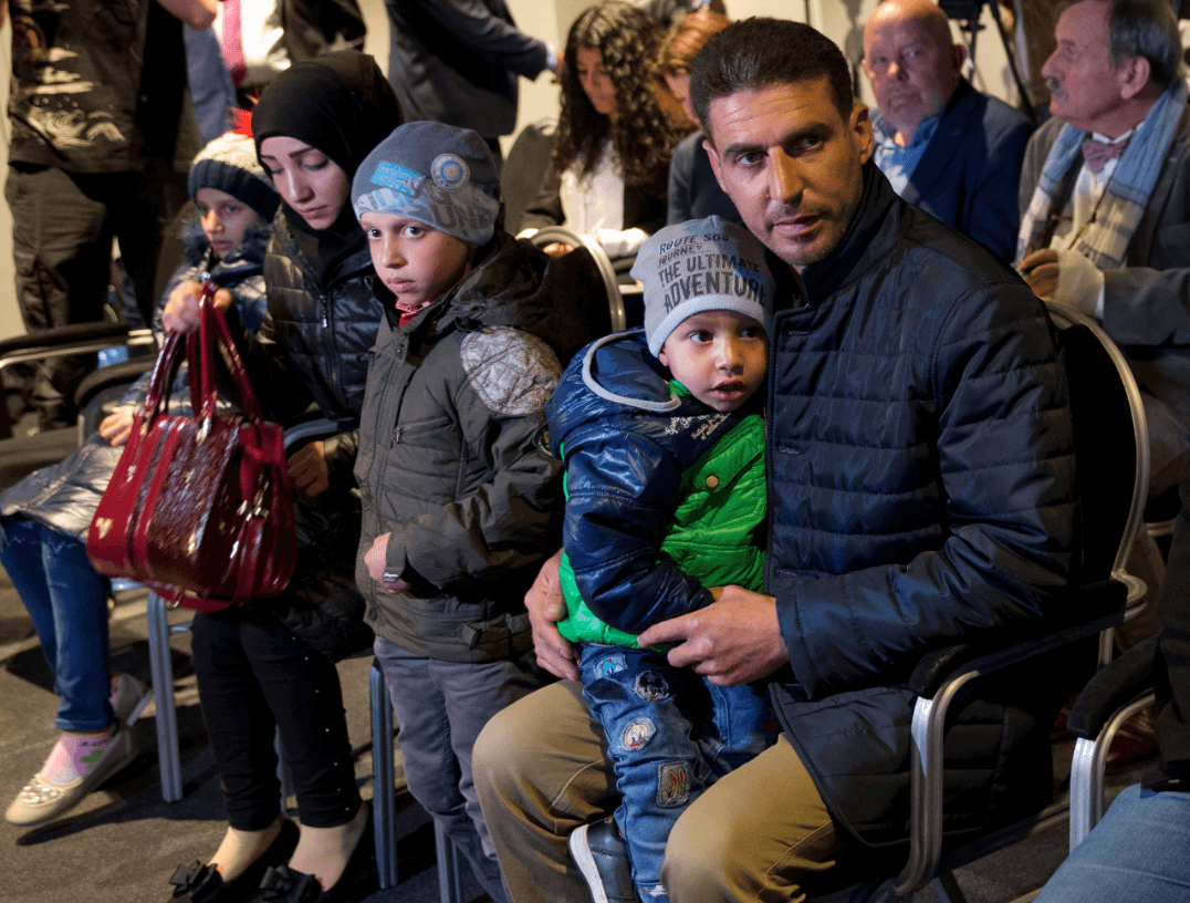 Diecisiete sirios fueron llevados a La Haya. (AP) 