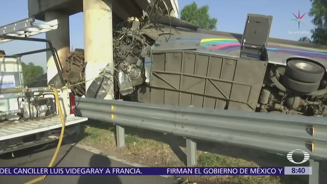 Dos muertos y 20 heridos, saldo de accidente en la carretera México-Tuxpan
