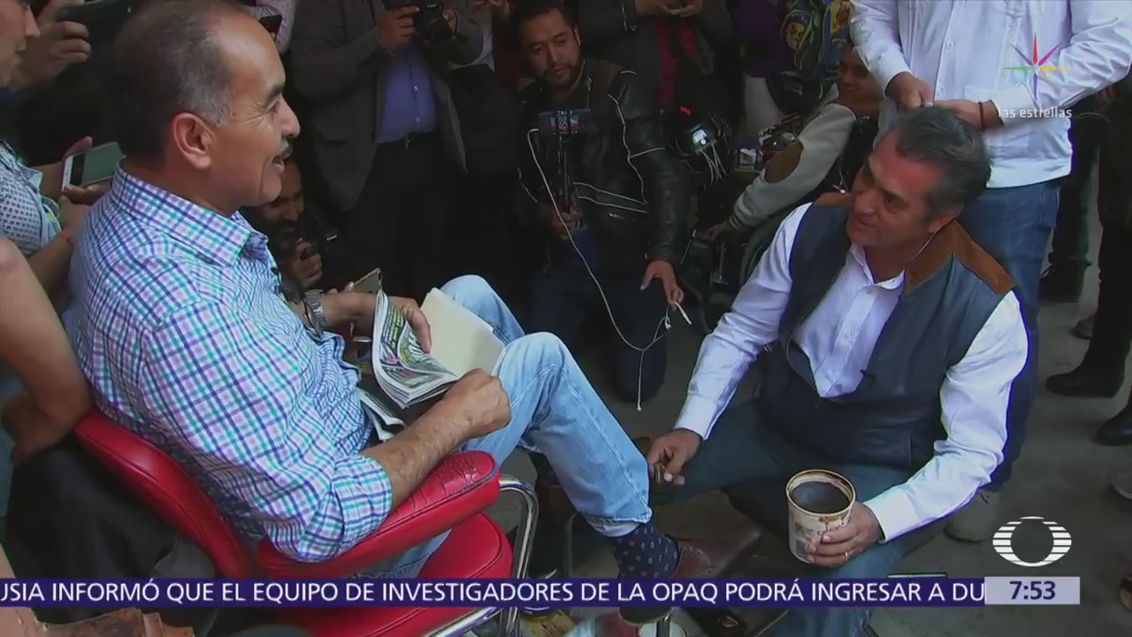 'El Bronco' bolea los zapatos de un hombre en el centro de Toluca
