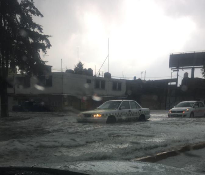 Lluvia con granizo deja encharcamientos y viviendas afectadas en Toluca, Edomex