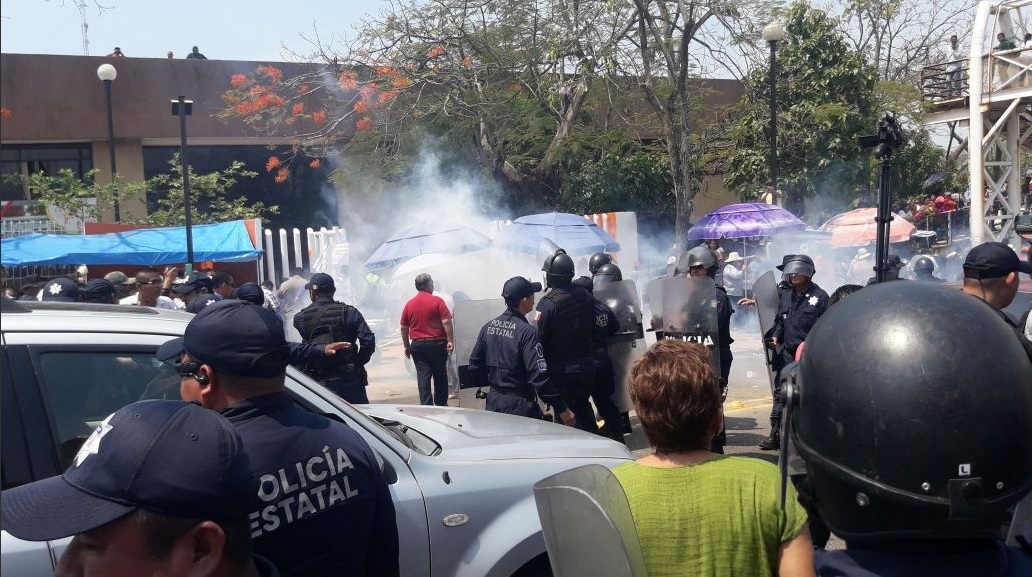 Maestros de Tabasco protestan por falta de pago; se enfrentan con policías