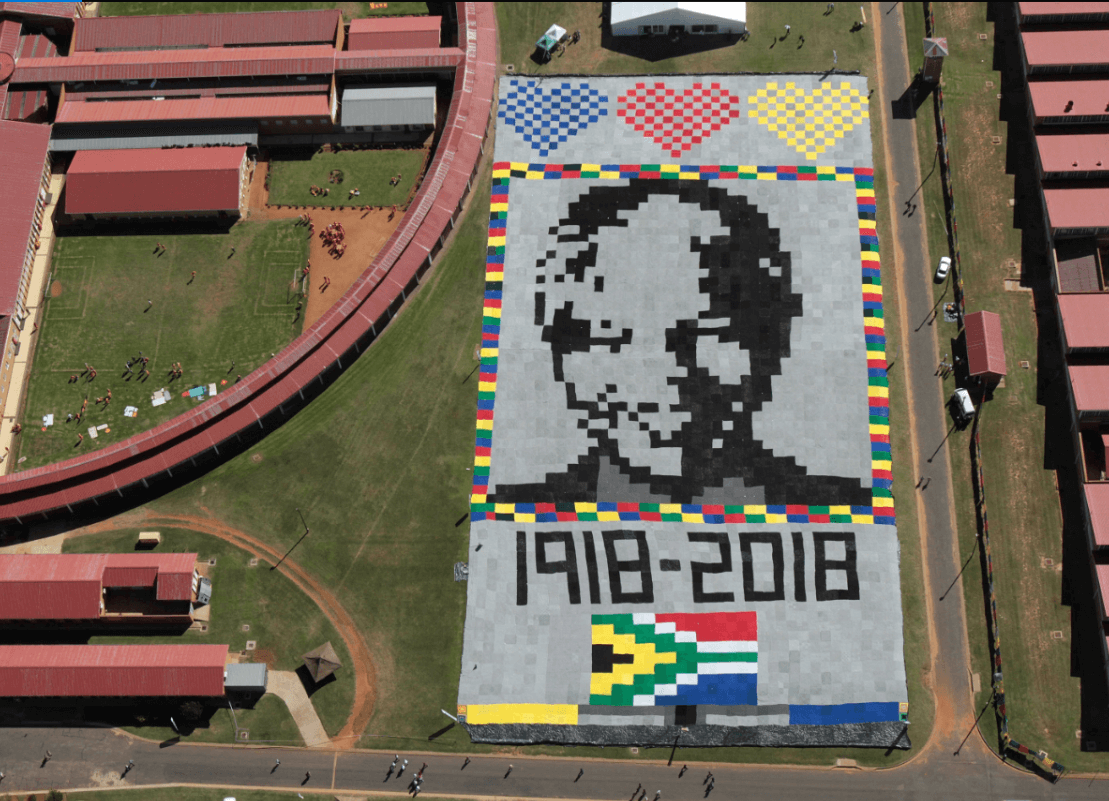 Retrato de Mandela hecho con miles de mantas