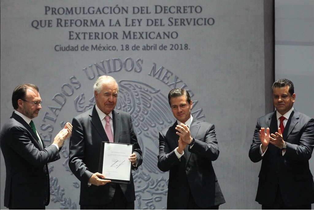EPN promulga la reforma que fortalece el Servicio Exterior Mexicano