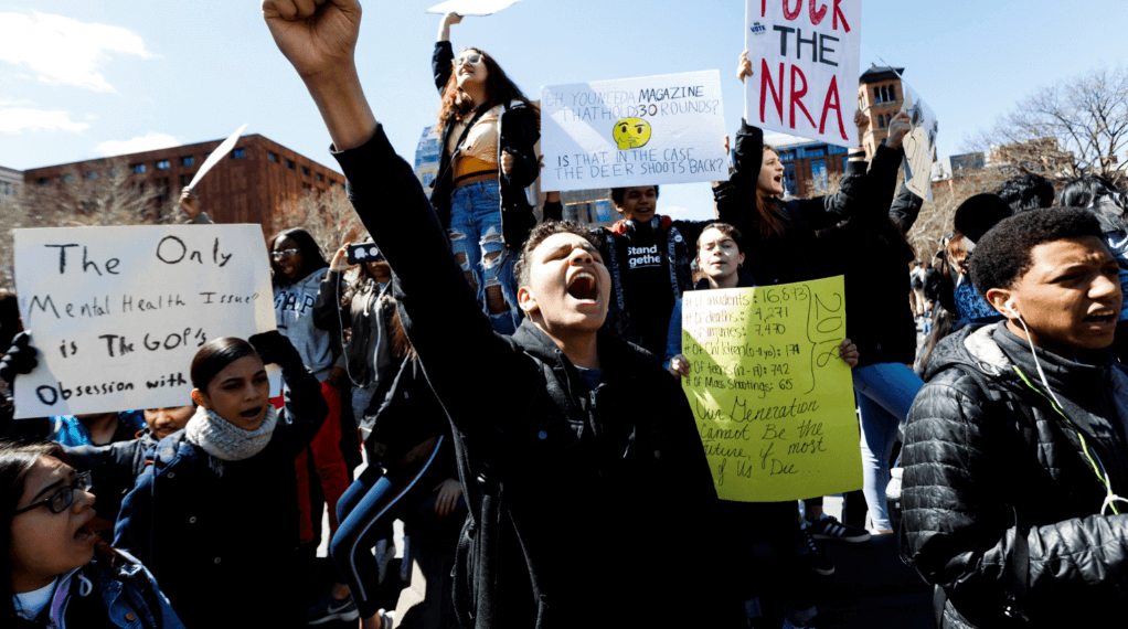 Estudiantes de EU marchan por control de armas en aniversario de Columbine