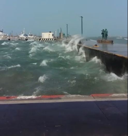 Frente frío 44 provoca fuertes vientos en el puerto de Veracruz